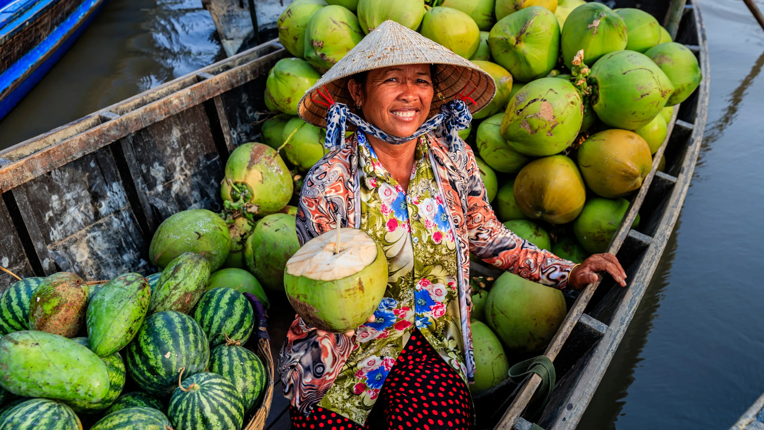 Du khách dễ dàng tìm thấy những chiếc ghe bán nước dừa ngọt dịu, mát lành tại chợ nổi (Nguồn: sưu tầm)