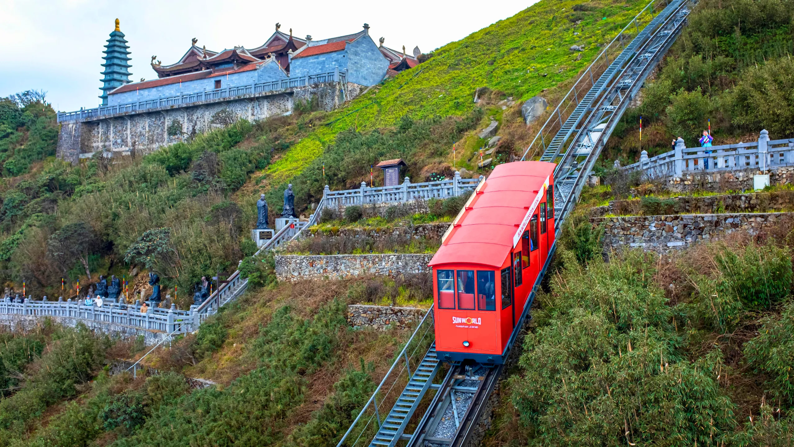 Tàu hỏa leo núi Mường Hoa giúp du khách trải nghiệm ngắm hoa từ trên cao (Nguồn: sưu tầm)