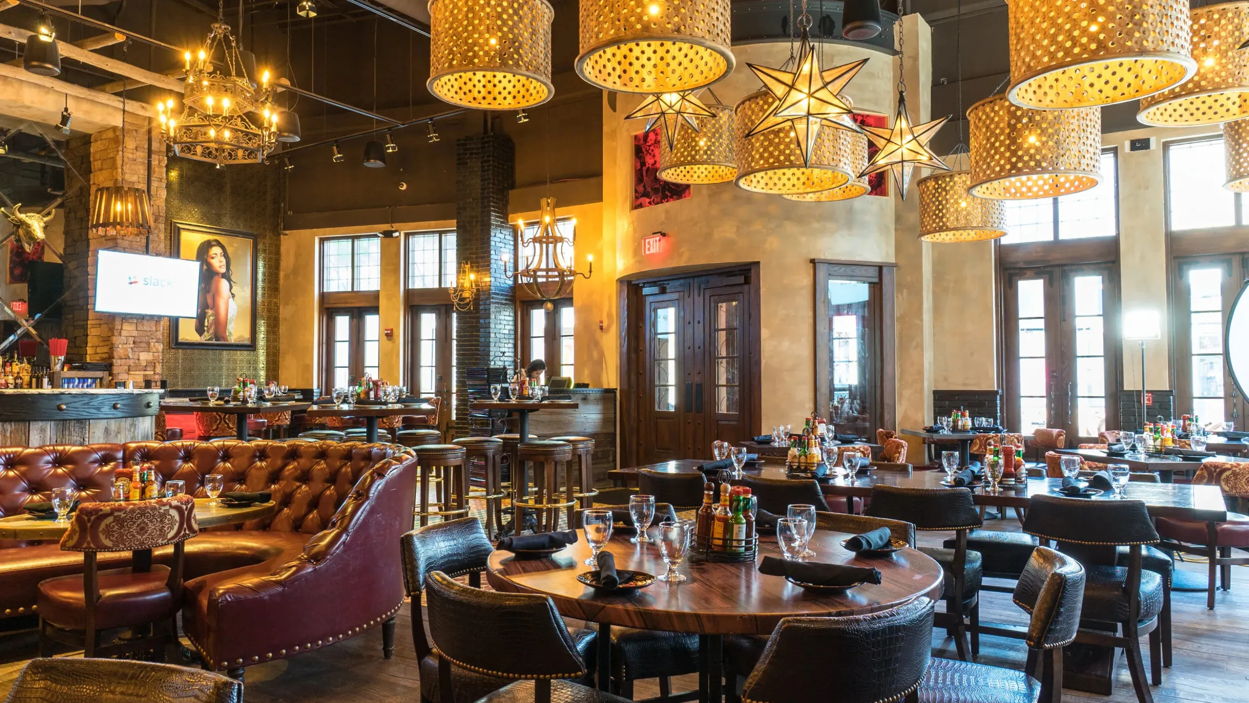 Scorpio Bar có thiết kế sang trọng và tầm nhìn hướng biển thơ mộng - thích hợp cho buổi hẹn hò ngày Valentine (Nguồn: sưu tầm)