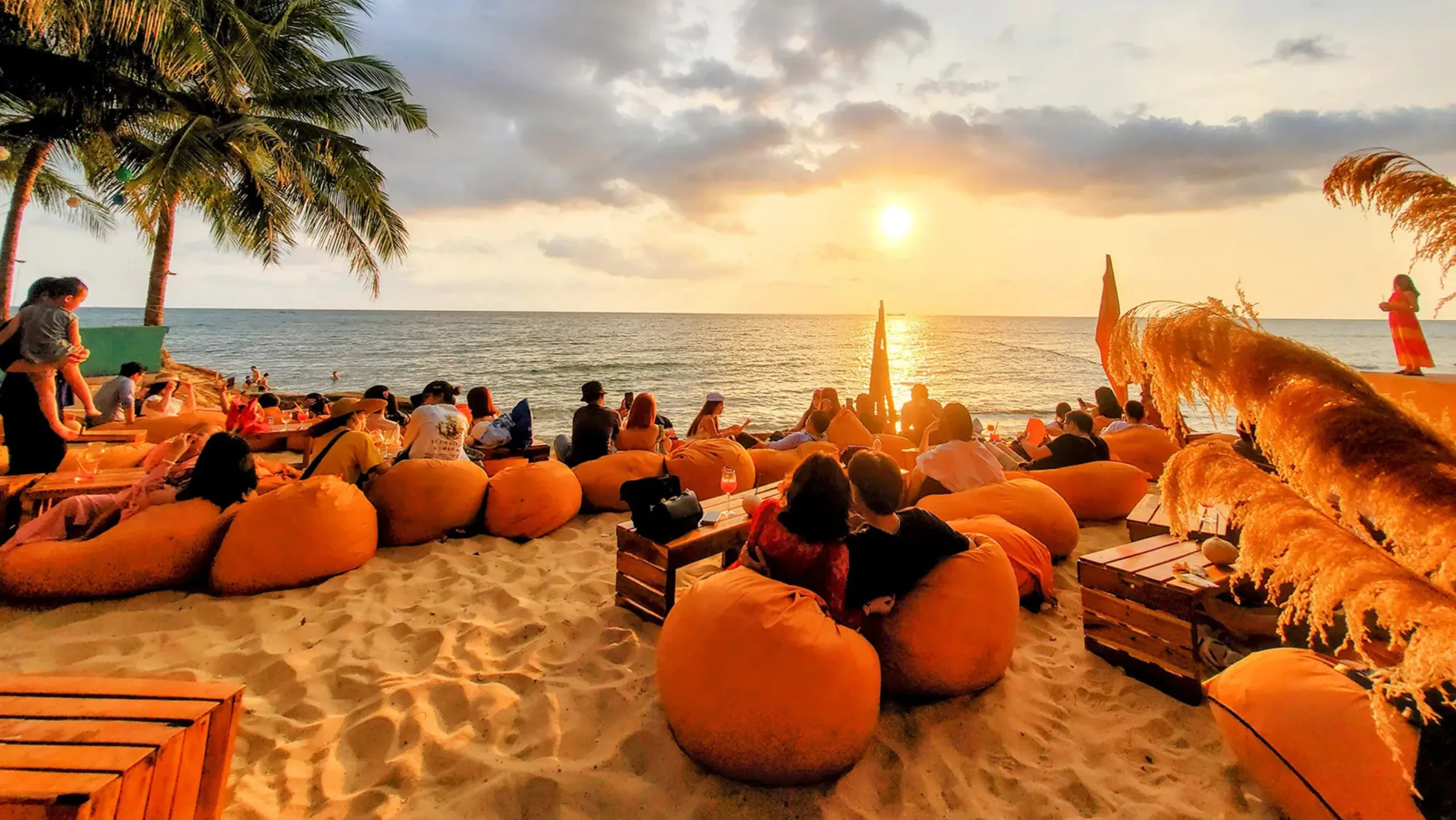 OCSEN Beach Bar & Club phục vụ nhiều loại cocktail và thường có DJ chơi nhạc buổi tối (Nguồn: sưu tầm)