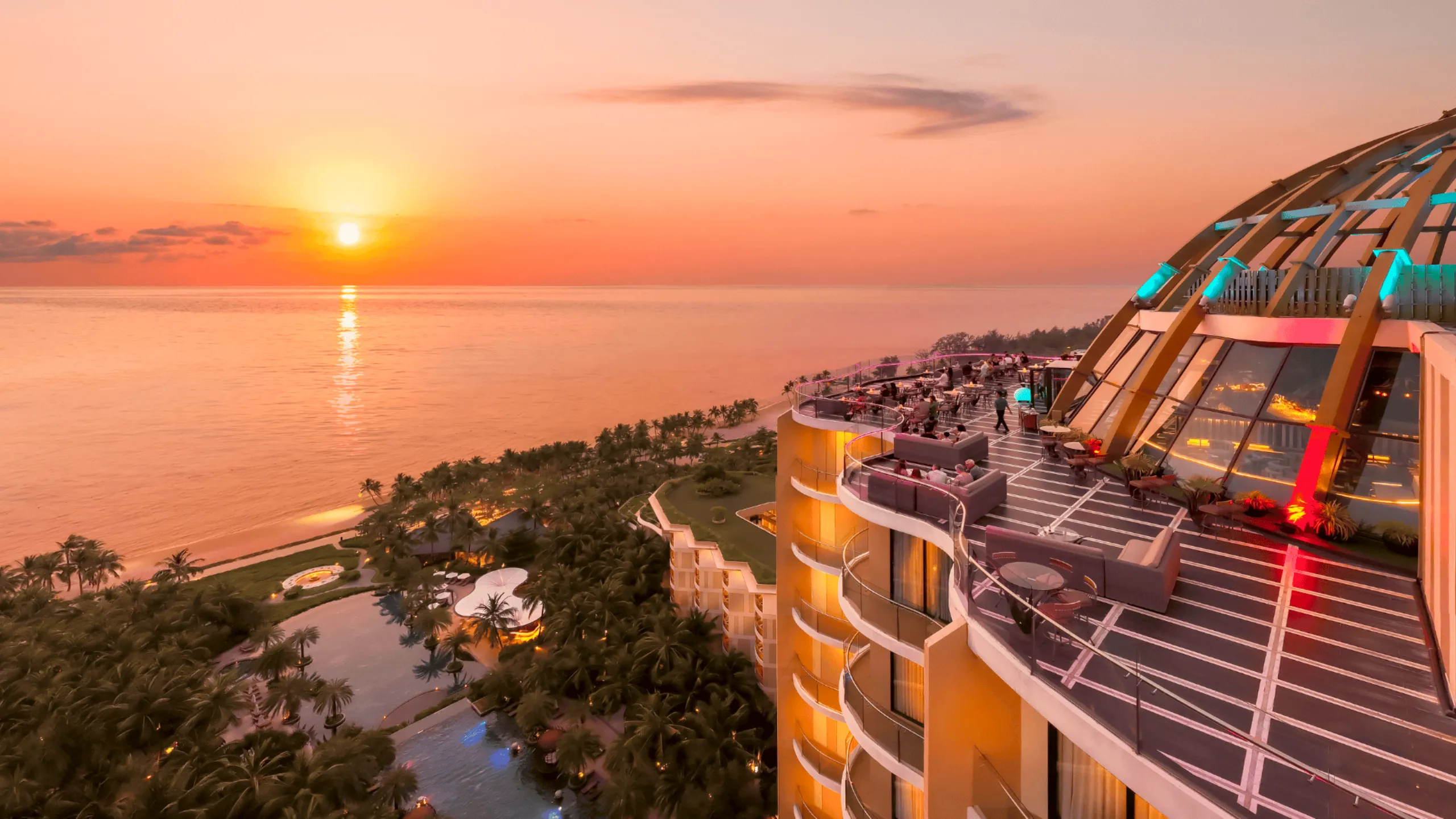 INK360 Rooftop Bar là quán bar tầng thượng cao nhất tại đảo ngọc (Nguồn: sưu tầm)