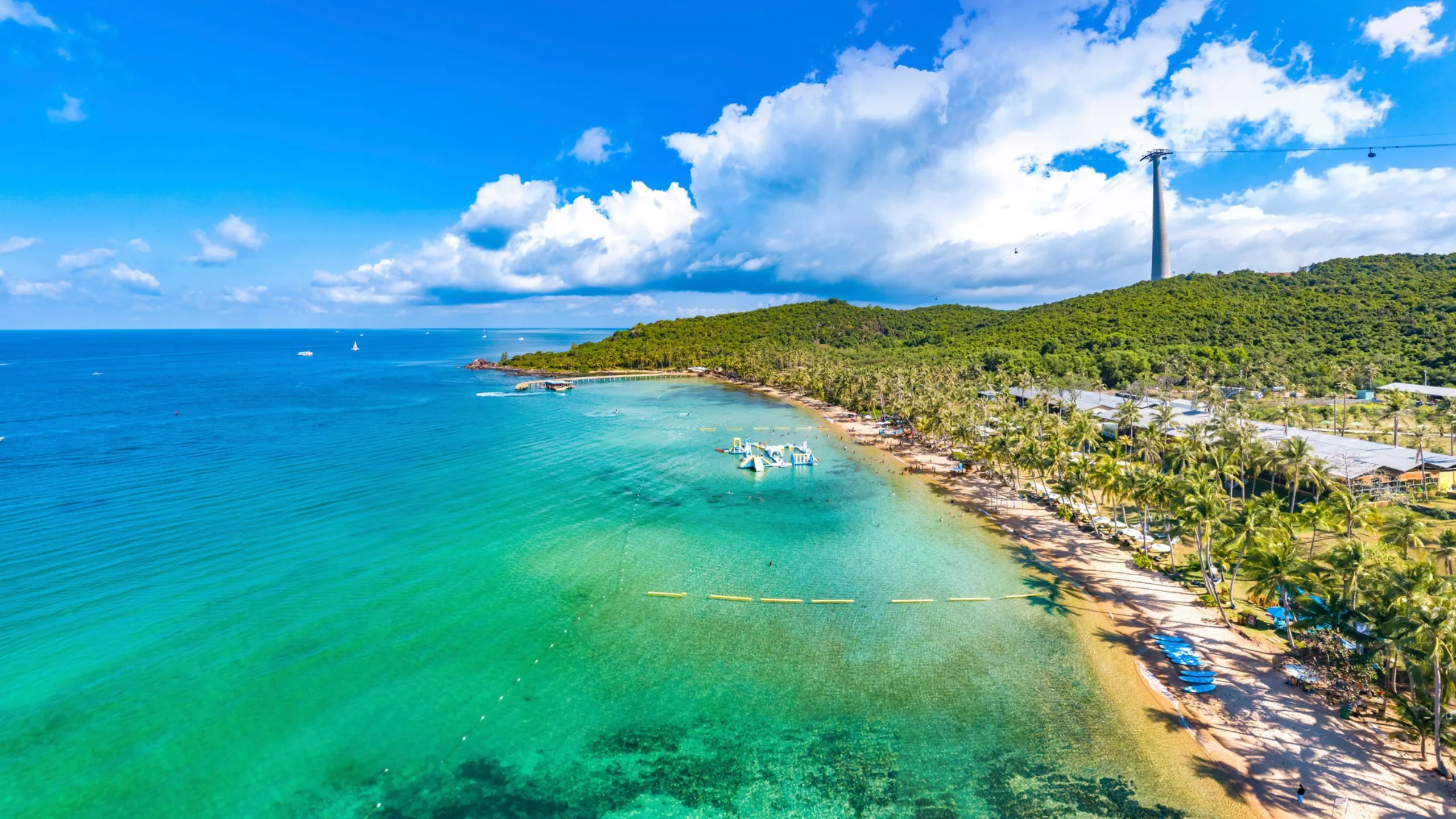 Sự kết hợp hoàn hảo giữa thiên nhiên và các công trình đẳng cấp đã giúp Phú Quốc trở thành thiên đường nghỉ dưỡng tuyệt vời (Nguồn: sưu tầm)