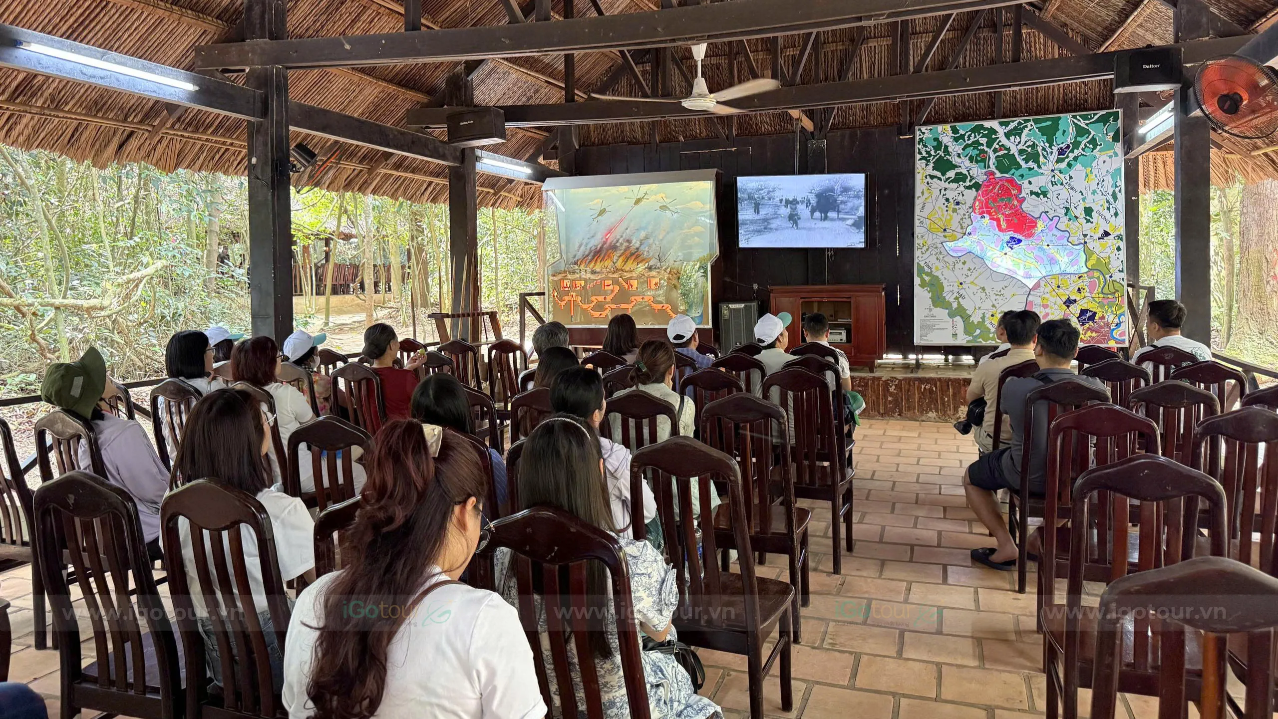 Trước khi bắt đầu hành trình khám phá, du khách sẽ được xem những tư liệu quý giá về quá trình hình thành địa đạo