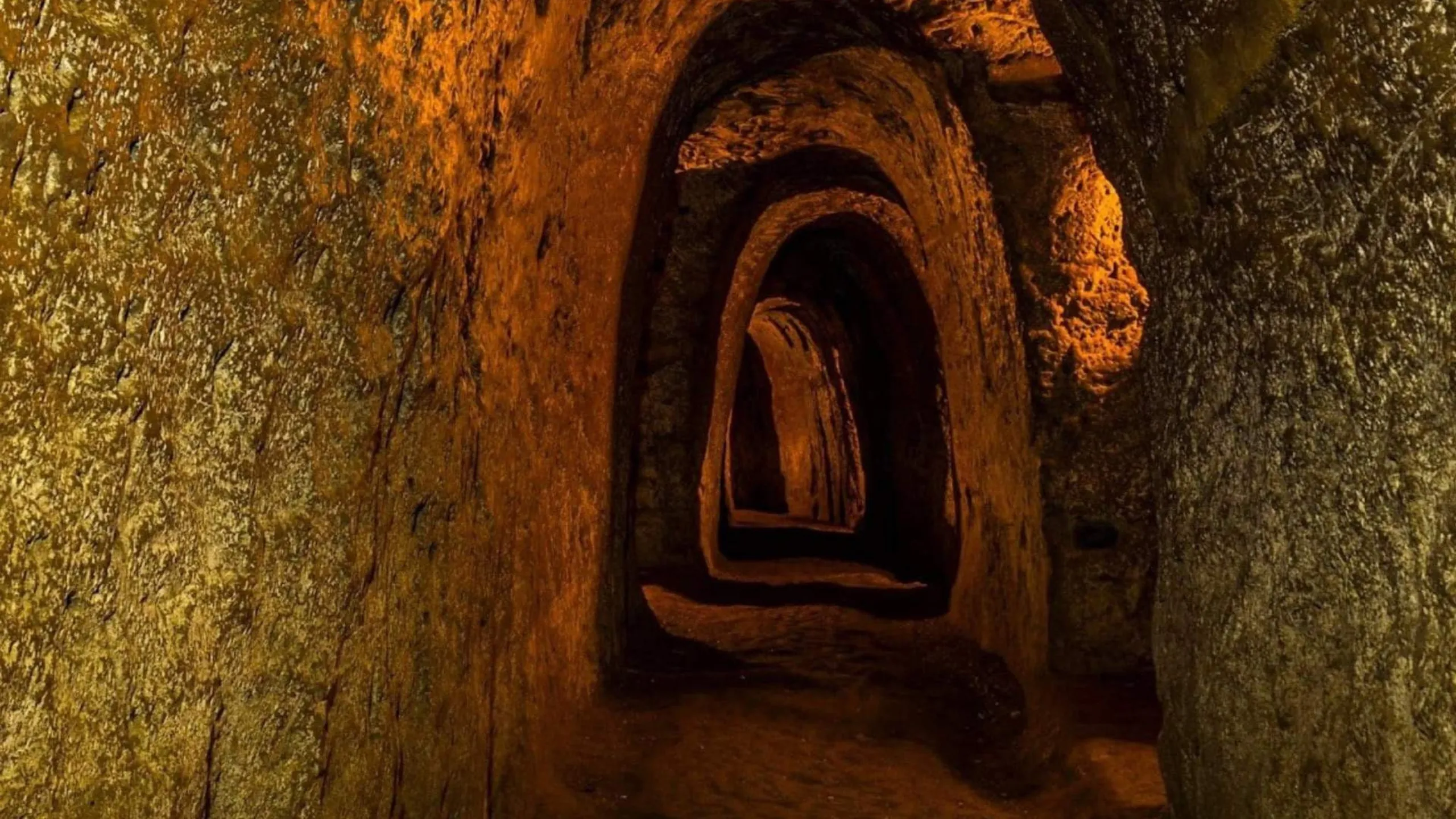 Những đường hầm nhỏ hẹp, ngột ngạt (Nguồn: sưu tầm)