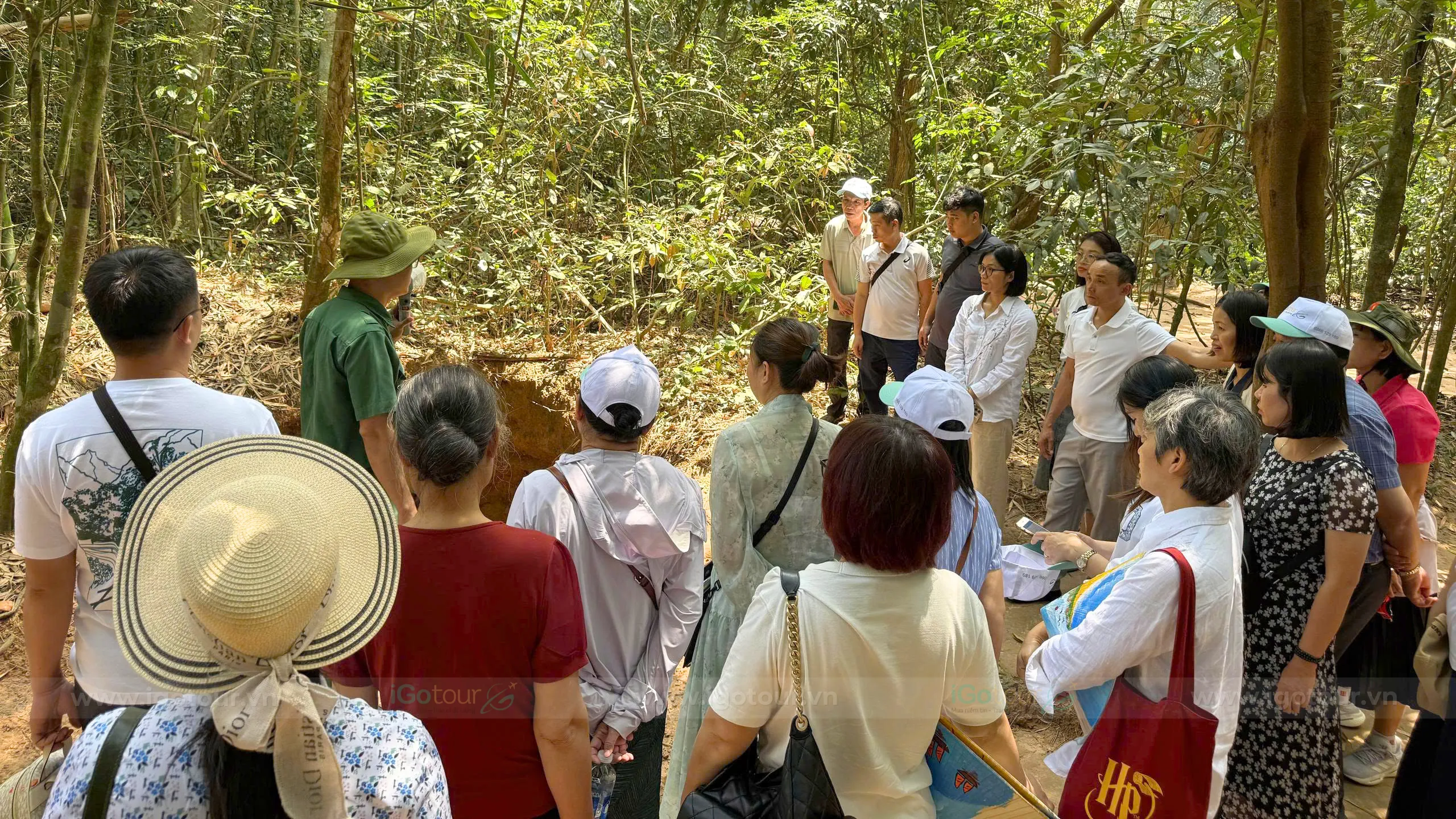 Du khách iGotour được hướng dẫn viên thuyết minh về những công trình của địa đạo