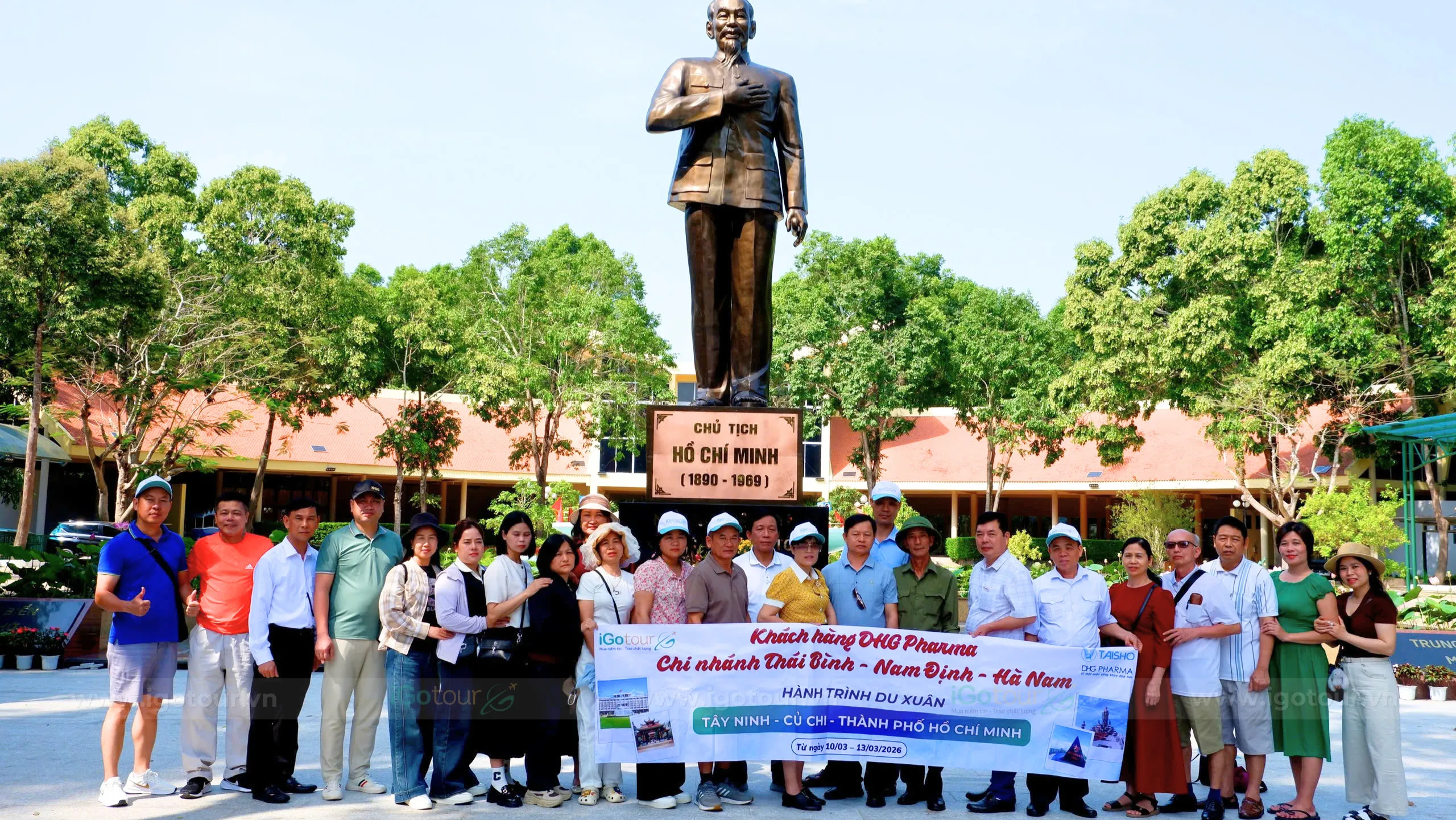 Du khách chụp ảnh trước Tượng đài Chủ tịch Hồ Chí Minh tại Đền Bến Dược