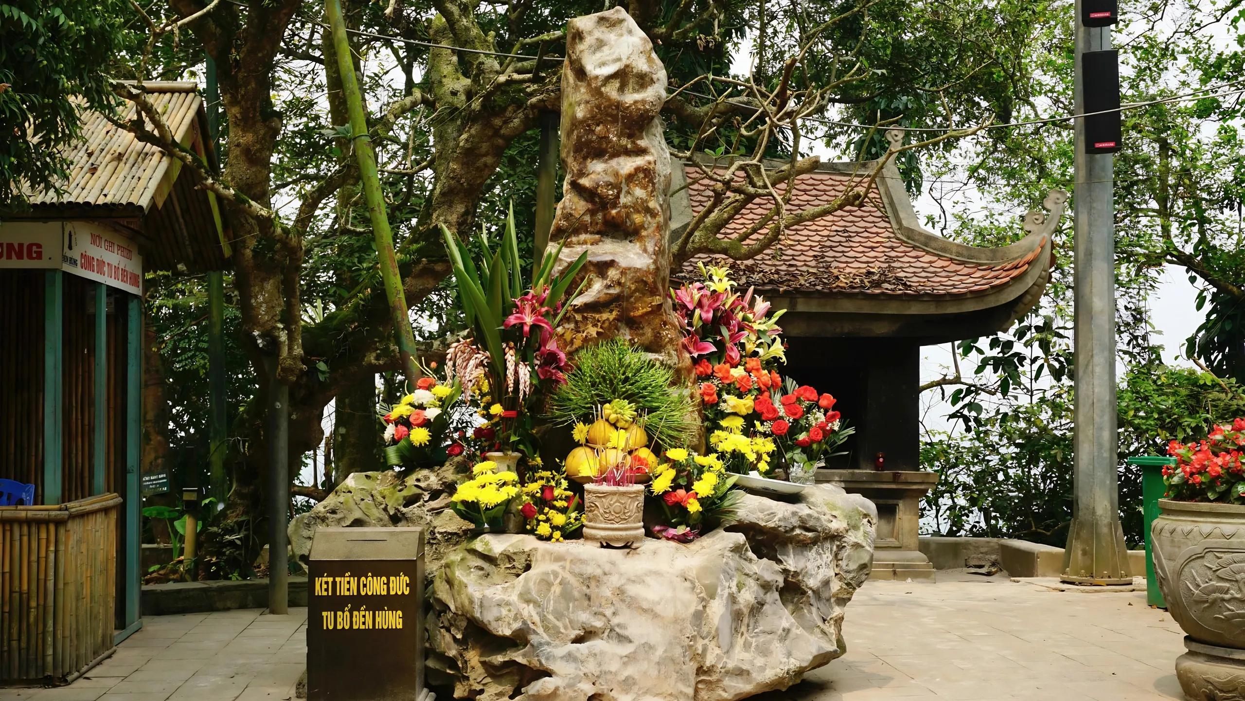 Cột đá thề tại núi Nghĩa Lĩnh (Nguồn: sưu tầm)