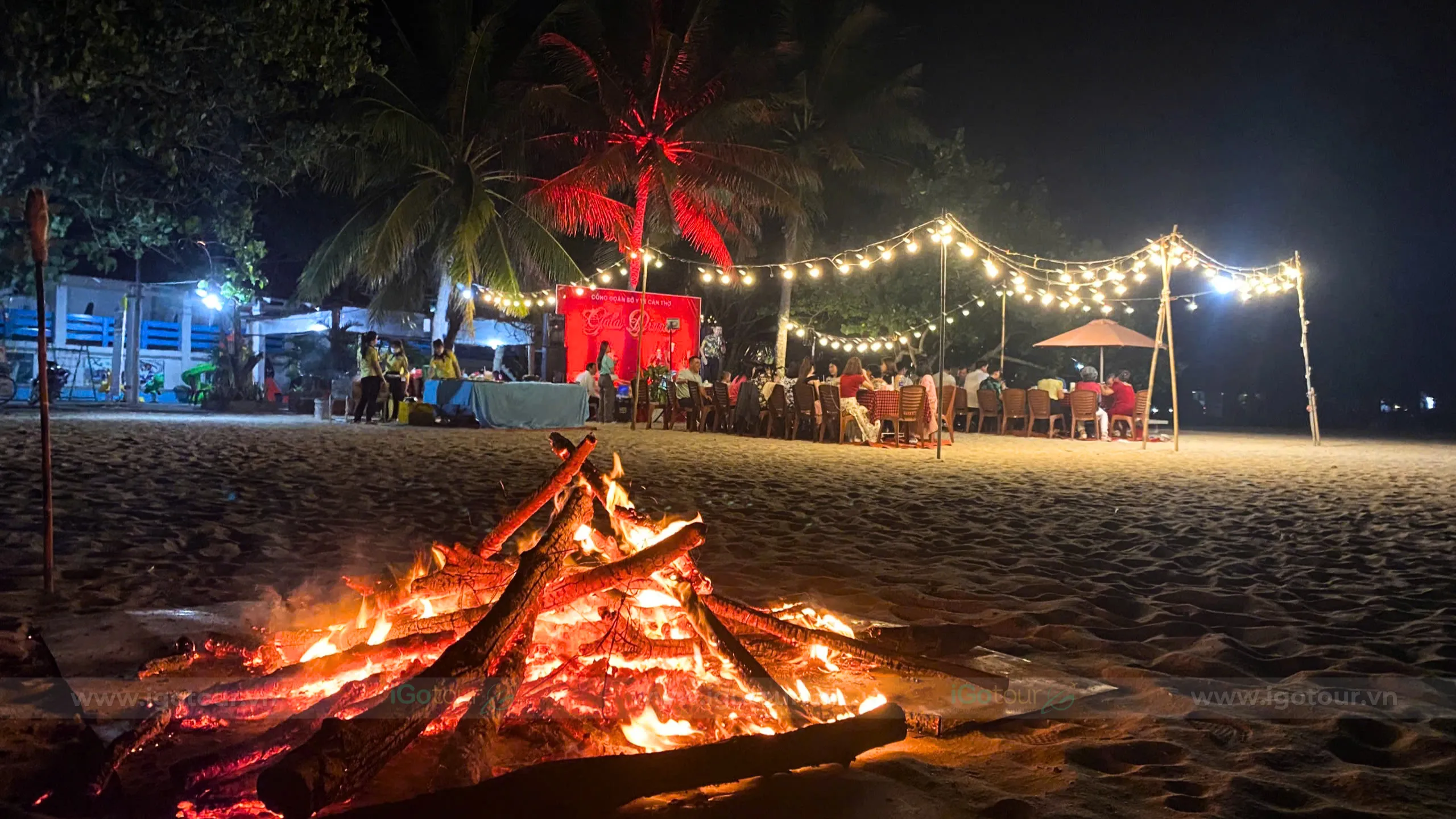 Đoàn khách hàng nhà iGotour đang dùng tiệc Gala Dinner tại Bãi Mũi Nai 