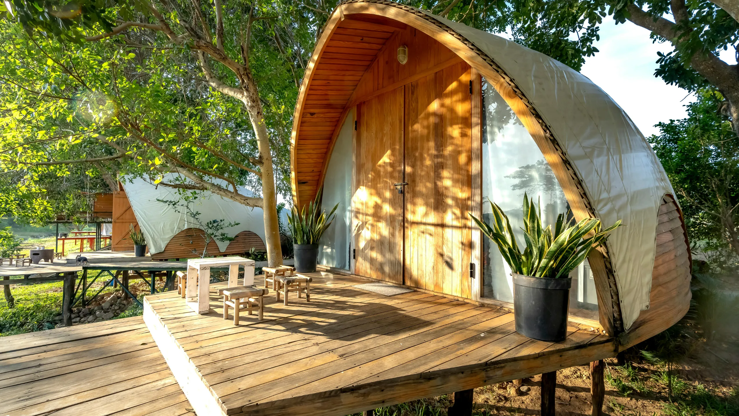 Glamping là từ ghép kết hợp giữa Glamorous - sang chảnh, lộng lẫy và Camping - cắm trại (Nguồn: sưu tầm)
