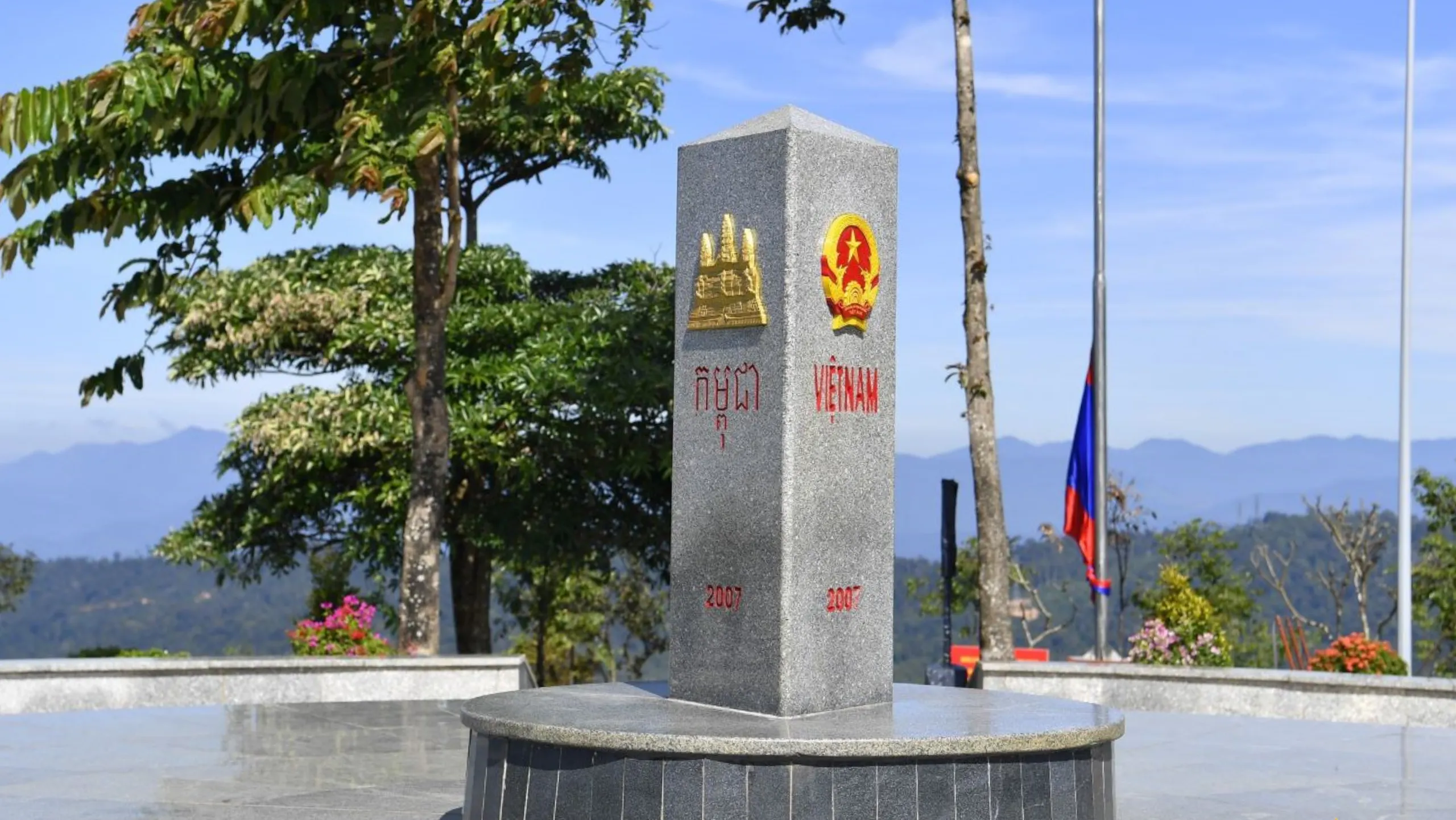 Cột mốc Ngã ba Đông Dương nằm giữa đại ngàn Tây Nguyên, gói ghém cả chiều dài lịch sử (Nguồn: sưu tầm)