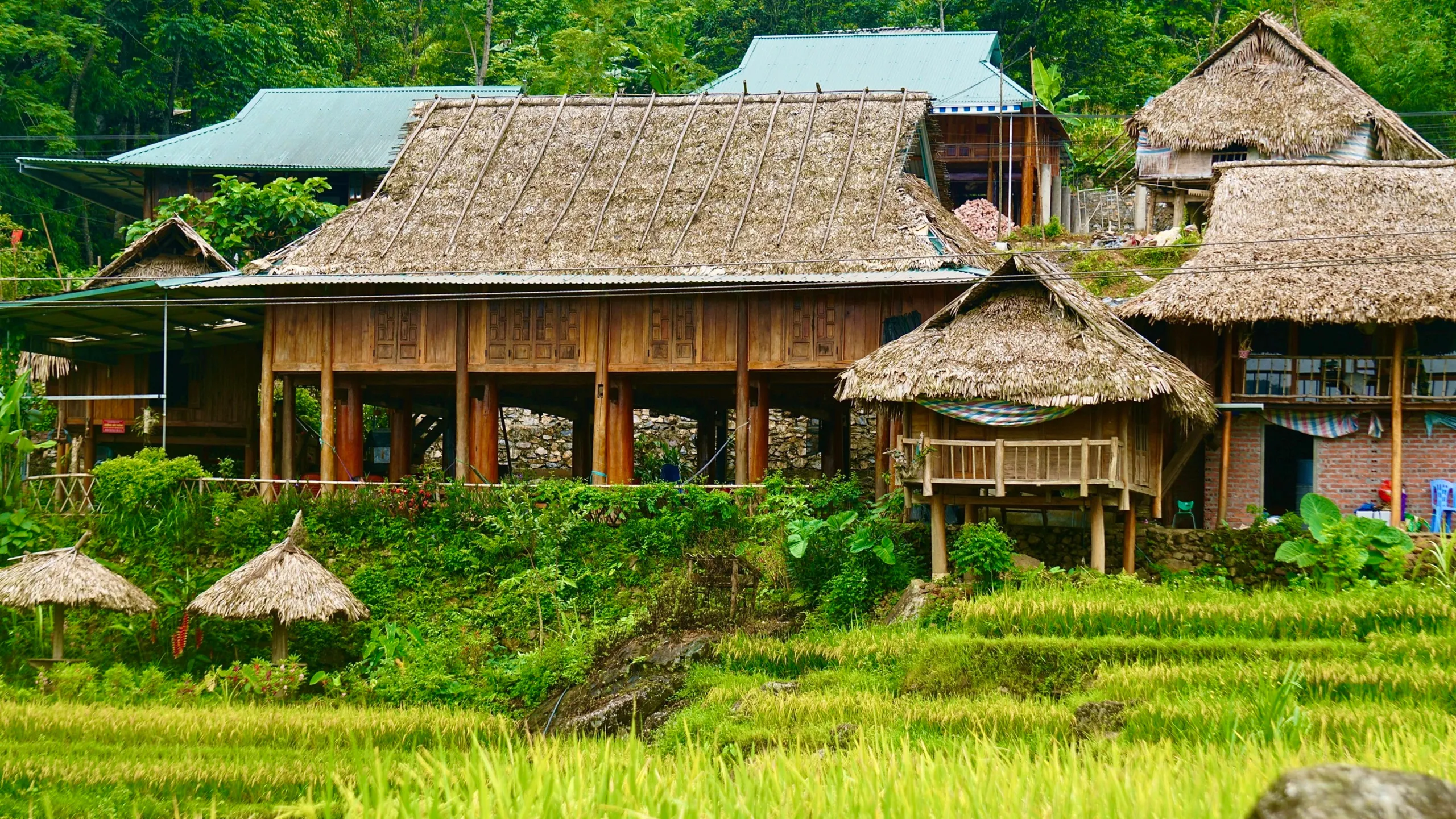Nhà sàn gắn bó với đời sống vật chất lẫn tinh thần của cộng đồng người Thái (Nguồn: sưu tầm)