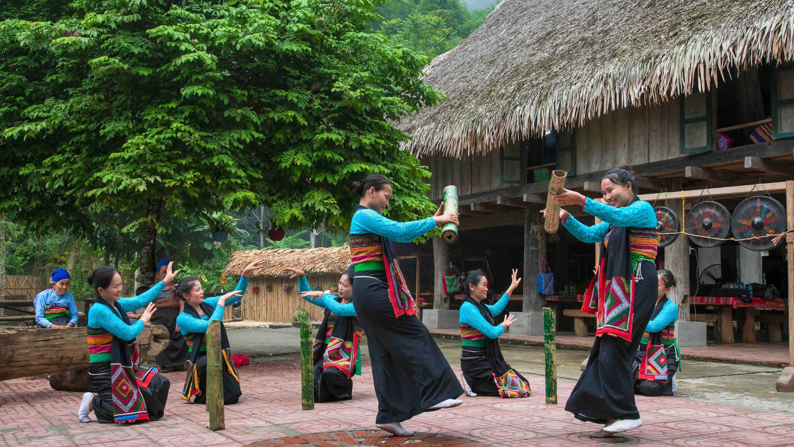 Thăm vào từng nếp nhà và hòa mình vào nhịp sống của đồng bào nơi đây (Nguồn: sưu tầm)